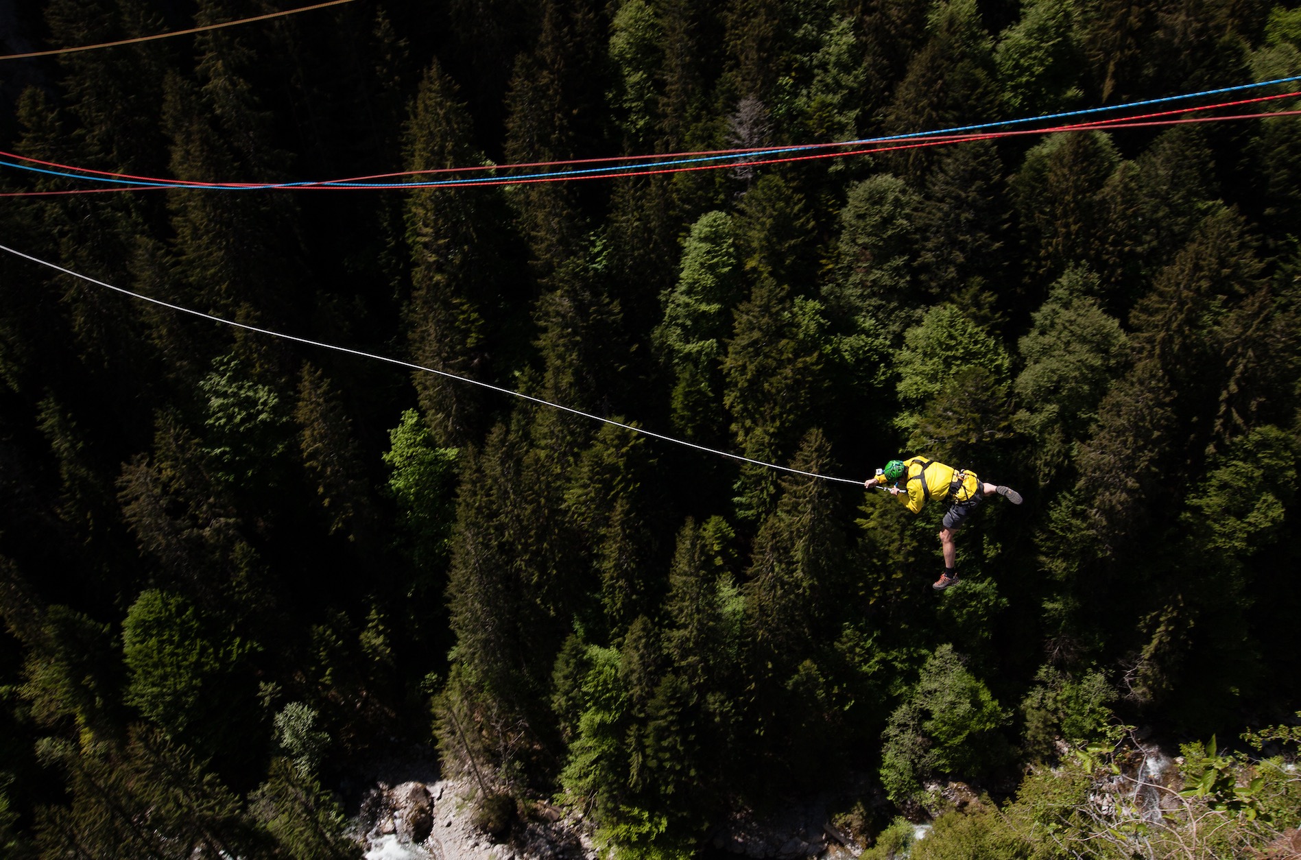 Gros saut pendulaire à Château-d'Oex — Suisse romande